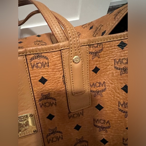 MCM Large Reversible Liz Shopper in Visetos - Picture 13 of 17